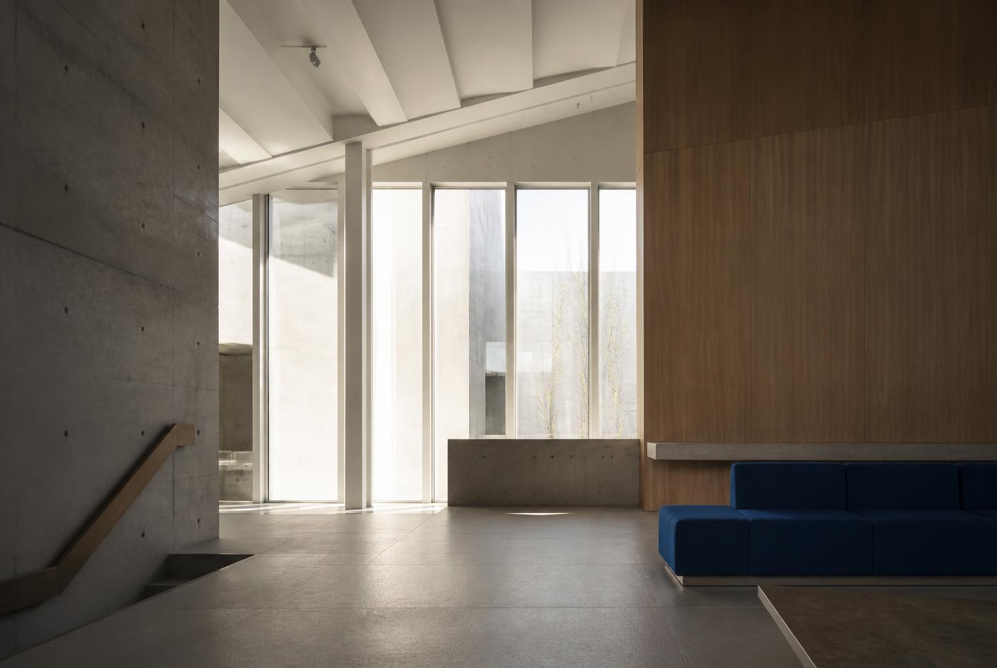 Espacio institucional moderno y minimalista